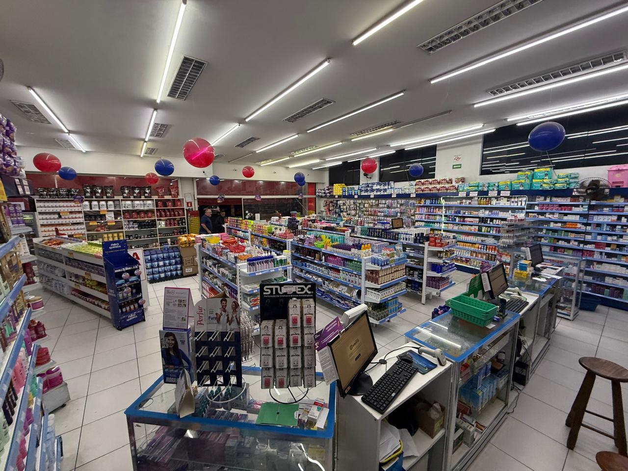 Farmacêutica atendendo cliente com atenção e cuidado